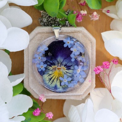 Classic necklace with a bouquet of flowers