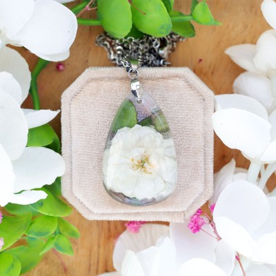 Classic necklace with a rose