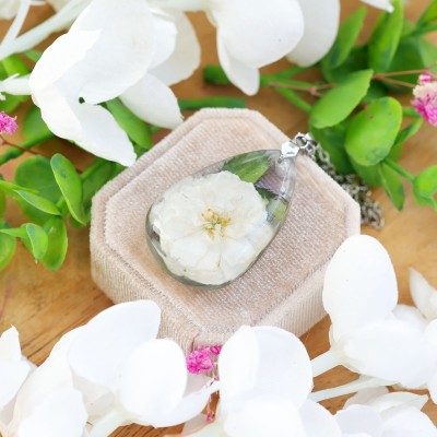 Classic necklace with a rose