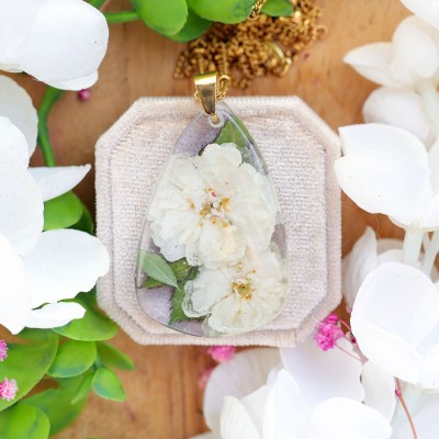 Classic necklace with a roses