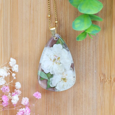 Classic necklace with a roses