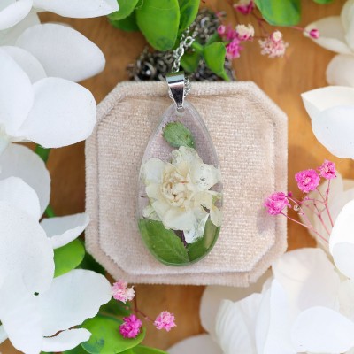 Classic necklace with a rose