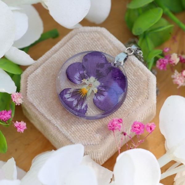 Classic pansy necklace
