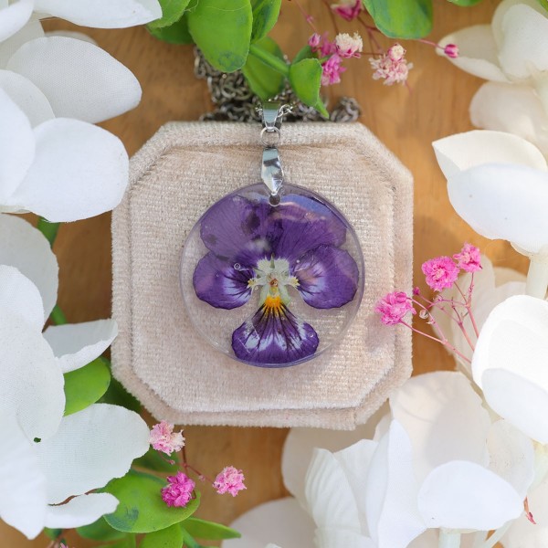 Classic pansy necklace
