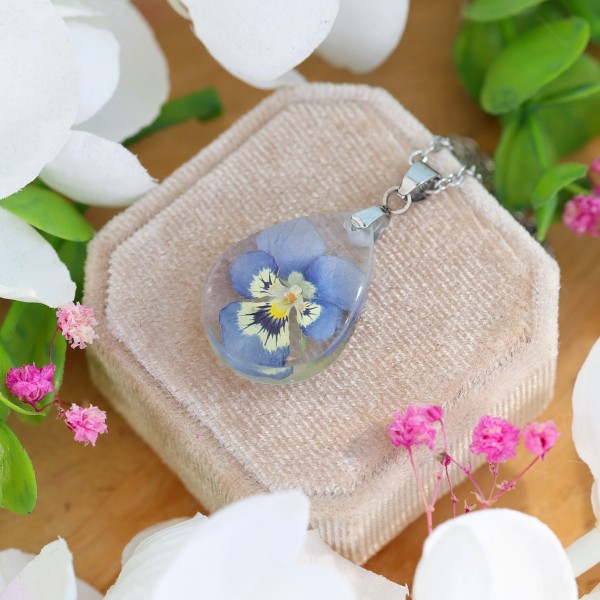 Classic pansy necklace