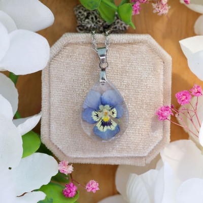 Classic pansy necklace