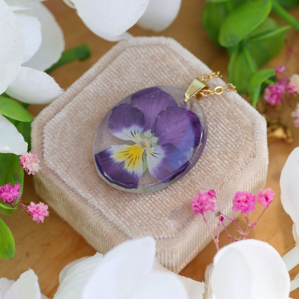 Classic pansy necklace