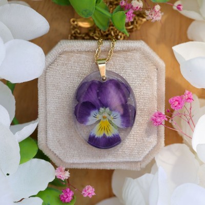 Classic pansy necklace