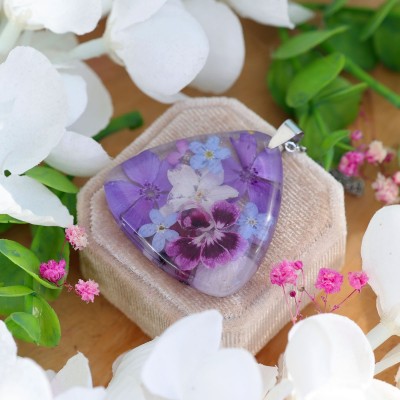 Classic necklace with a bouquet of flowers