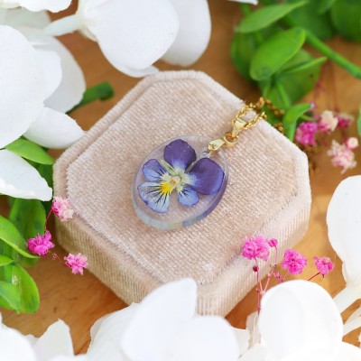 Classic pansy necklace