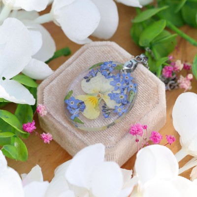 Classic necklace with pansies and forget-me-nots