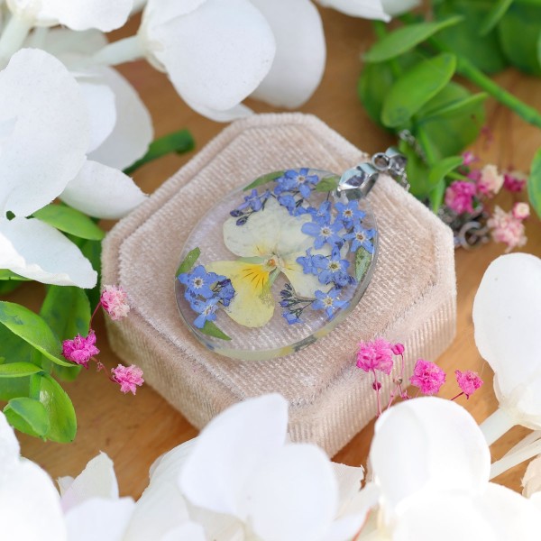 Classic necklace with pansies and forget-me-nots