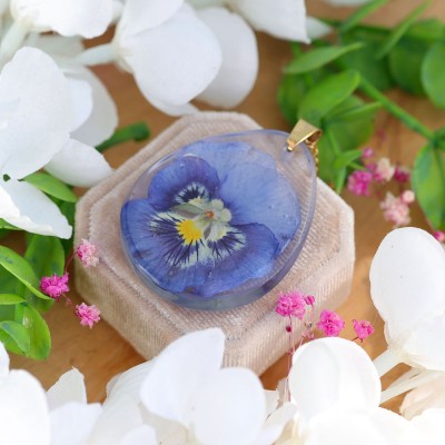 Classic necklace with pansies