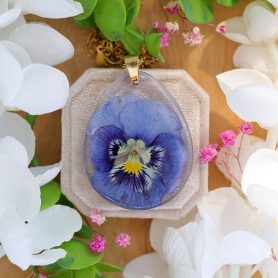 Classic necklace with pansies