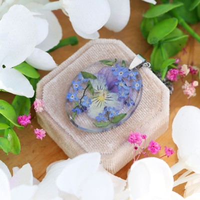 Classic necklace with pansies and forget-me-nots