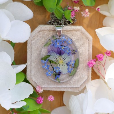 Classic necklace with pansies and forget-me-nots