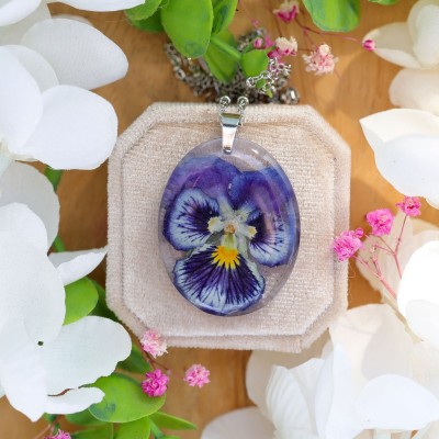 Classic necklace with pansies