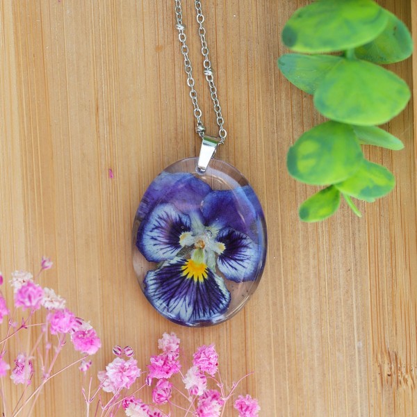 Classic necklace with pansies