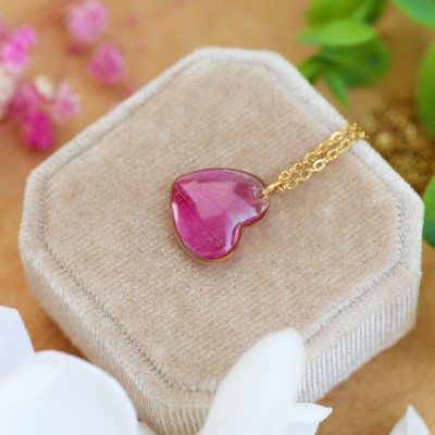 Classic necklace with flower petals