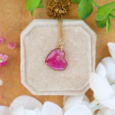 Classic necklace with flower petals