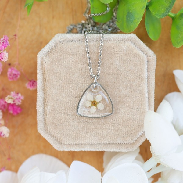 Classic necklace with spirea