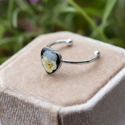Classic ring with pansy petal
