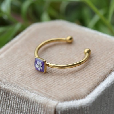 Classic ring with wild carrot flower