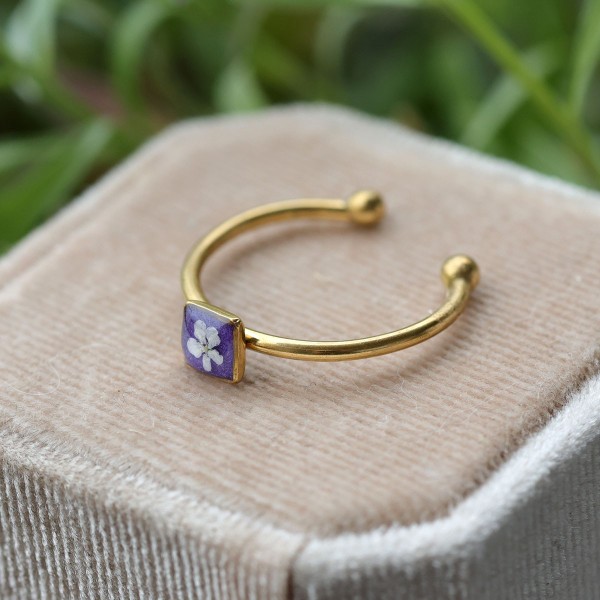 Classic ring with wild carrot flower