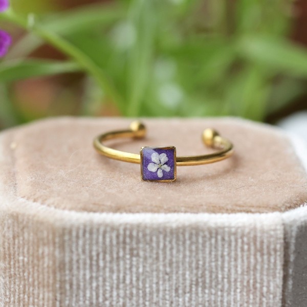 Classic ring with wild carrot flower