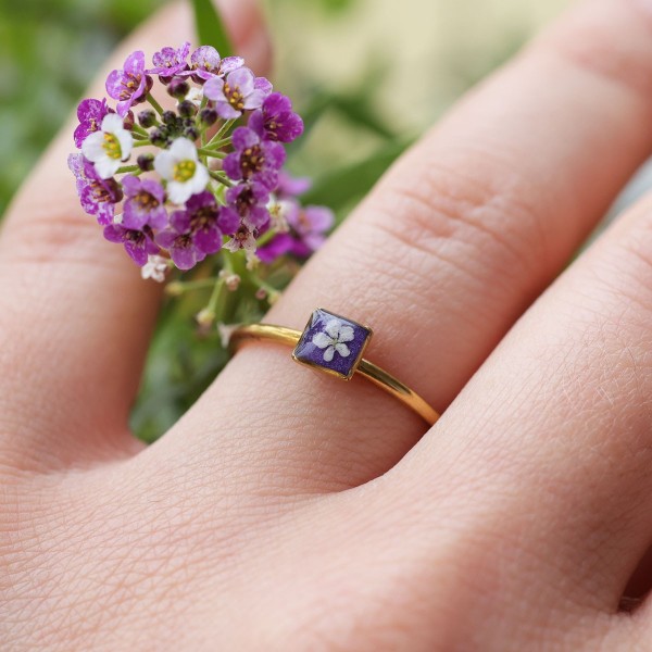 Classic ring with wild carrot flower