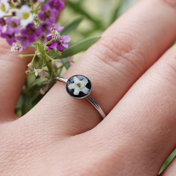 Classic ring with forget-me-not