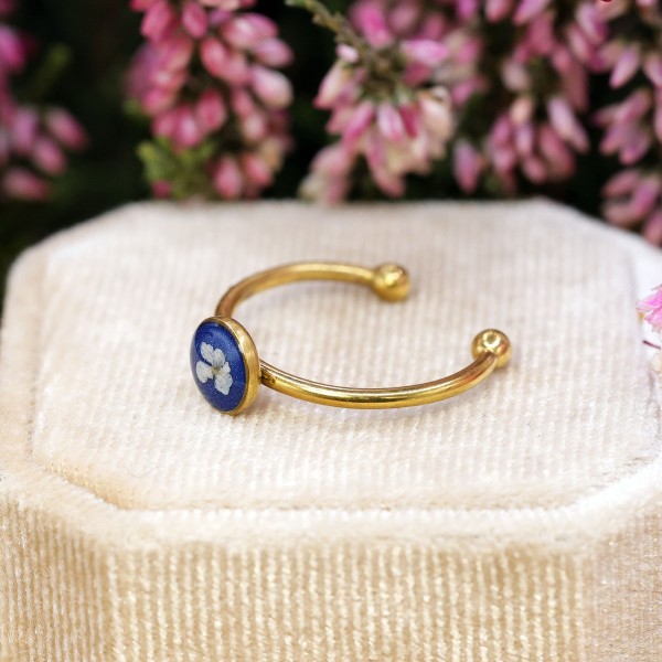 Classic ring with wild carrot flower