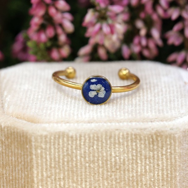 Classic ring with wild carrot flower