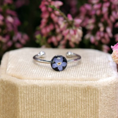 Classic ring with forget-me-not