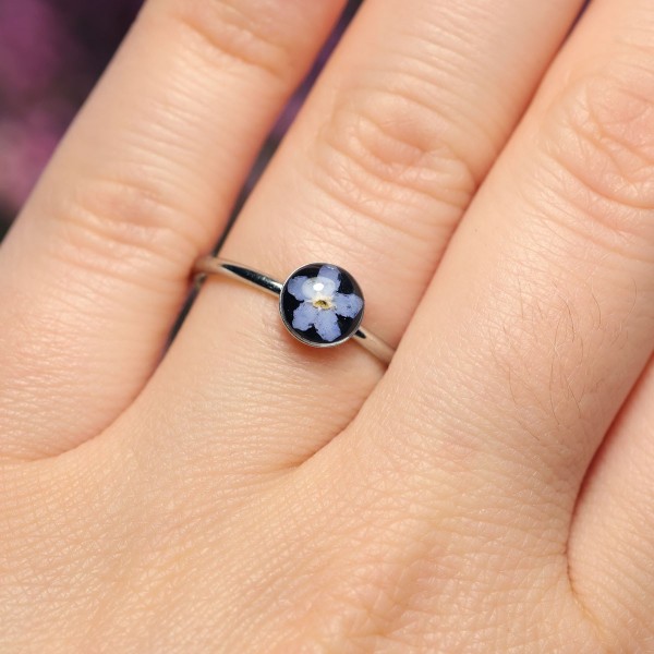 Classic ring with forget-me-not