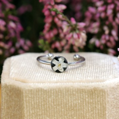 Classic ring with forget-me-not