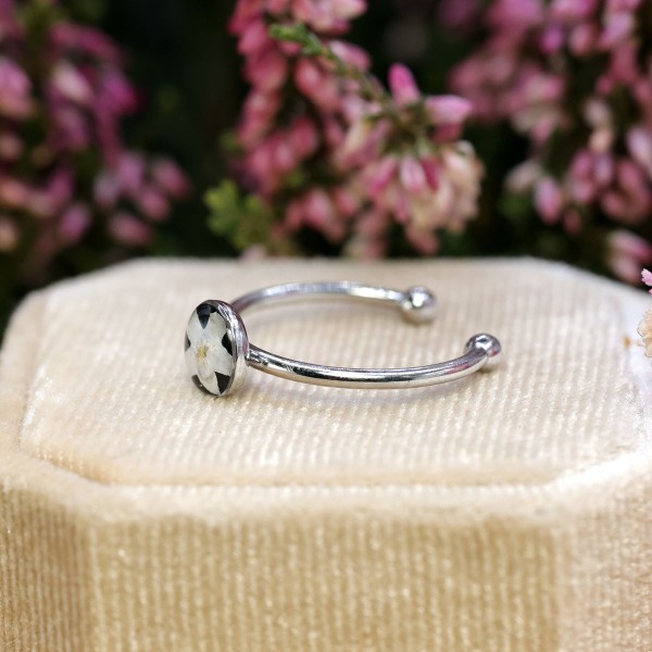 Classic ring with forget-me-not