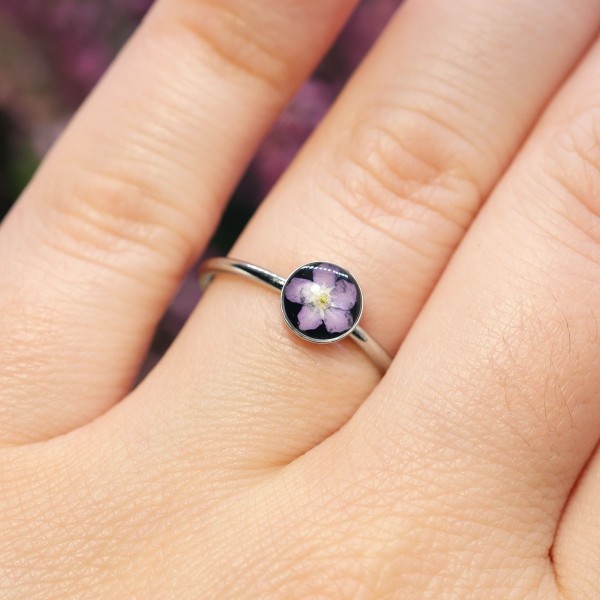Classic ring with forget-me-not