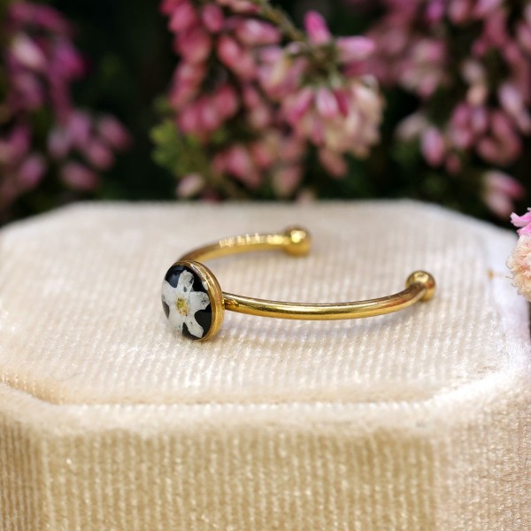 Classic ring with forget-me-not