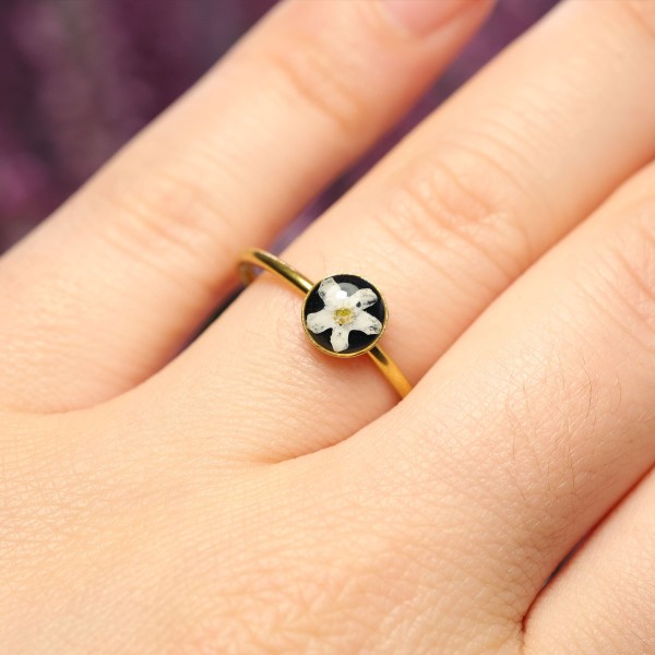 Classic ring with forget-me-not