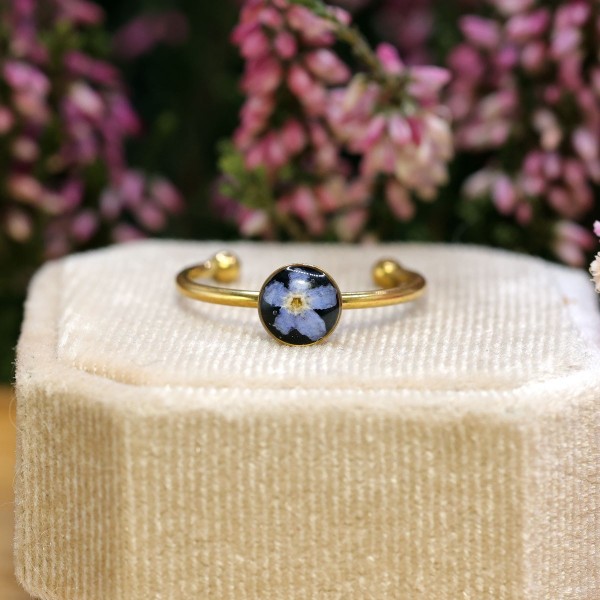 Classic ring with forget-me-not