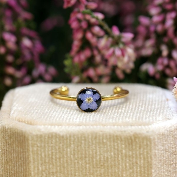Classic ring with forget-me-not