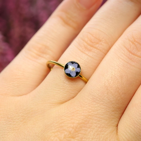 Classic ring with forget-me-not