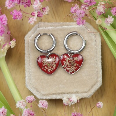 Blisko Serca - Kolekcja Walentynkowa. Kolczyki serduszka z kwiatem dzikiej marchwi