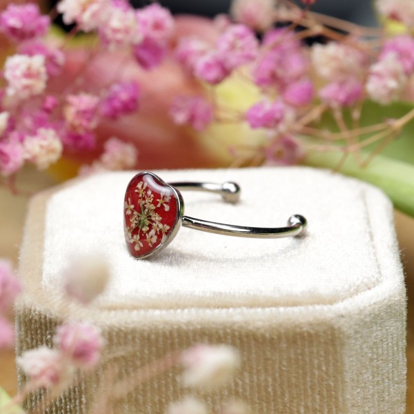 Close to the Heart - Valentine's Day Collection. Heart-shaped ring with wild carrot flower