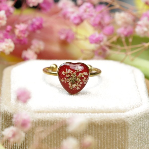 Close to the Heart - Valentine's Day Collection. Heart-shaped ring with wild carrot flower