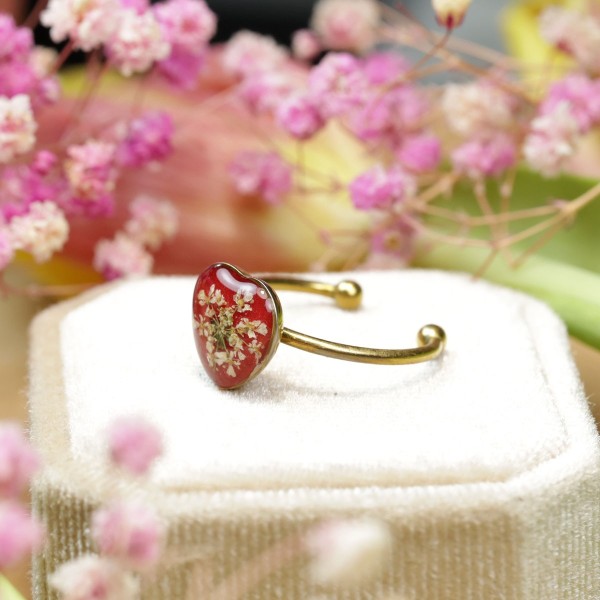Close to the Heart - Valentine's Day Collection. Heart-shaped ring with wild carrot flower