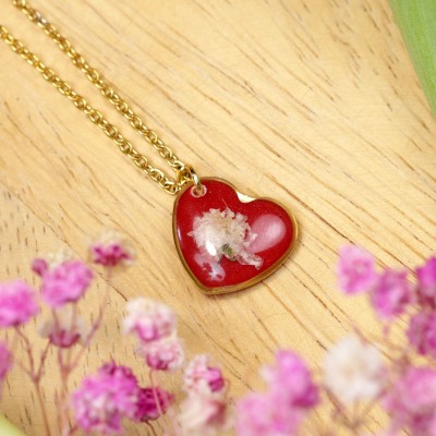 Close to the Heart - Valentine's Day Collection. Classic necklace with gypsophila