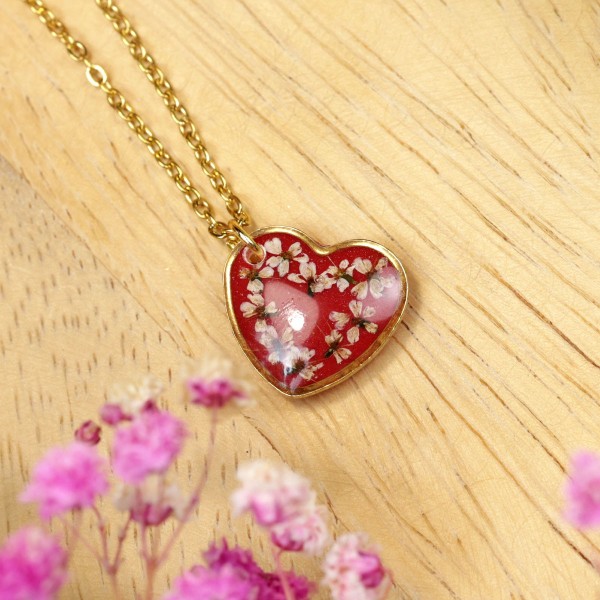 Close to the Heart - Valentine's Day Collection. Classic necklace with wild carrot flowers