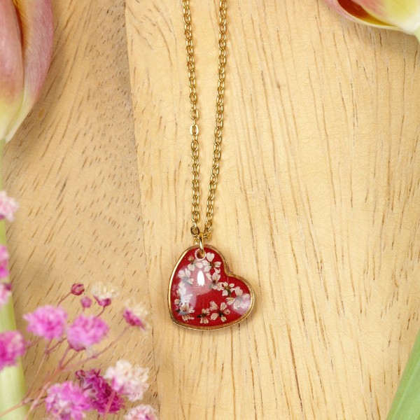 Close to the Heart - Valentine's Day Collection. Classic necklace with wild carrot flowers